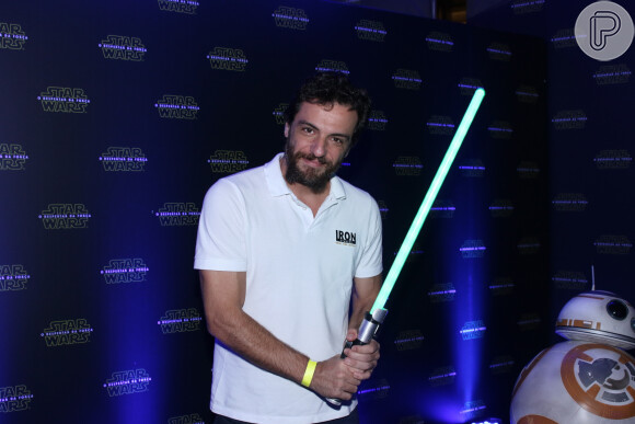 Rodrigo Lombardi posou com um sabre de luz na pré-estreia de 'Star Wars: O Despertar da Força'