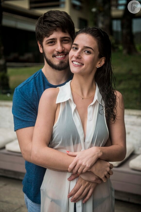 Sofia (Priscila Steinman) era namorada de Rafael (Daniel Rocha), mas teve um caso com Jacaré (Sérgio Malheiros)