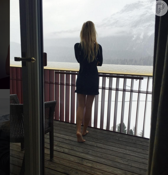 Fiorella Mattheis aprecia a neve da janela de seu quarto em hotel na Suíça. A foto foi publicada na manhã desta quarta-feira, 16 de dezembro de 2015