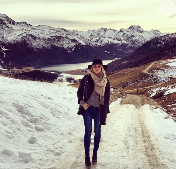 De férias, Fiorella Mattheis foi curtir o frio na Suíça com o namorado, Alexandre Pato
