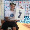 Felipe Titto mostra desenho do seu pé em evento contra o câncer de mama