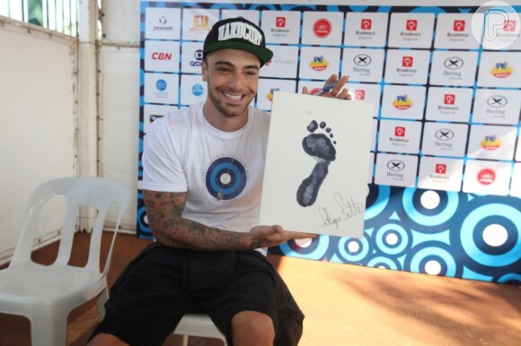 Felipe Titto mostra desenho do seu pé em evento contra o câncer de mama