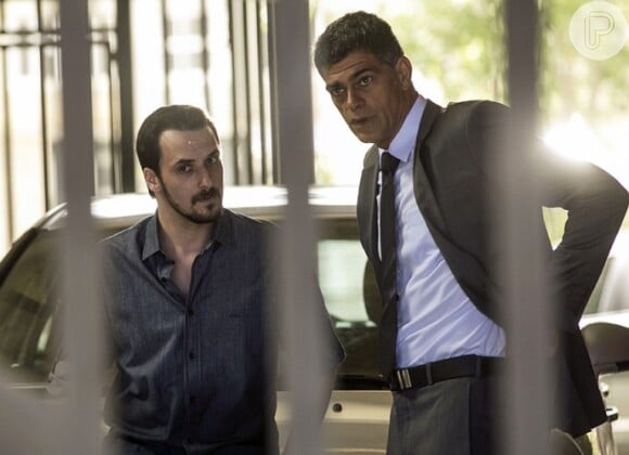 Dante (Marco Pigossi) e Juliano (Cauã Reymond) flagram Guerra (Maskin Oliveira) se encontrando com Orlando (Eduardo Moscovis), na novela 'A Regra do Jogo'