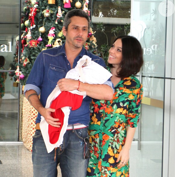 Alexandre Nero e a mulher, Karen Brusttolin, saíram da maternidade Perinatal, na Barra da Tijuca, Zona Oeste do Rio, com o filho, Noá