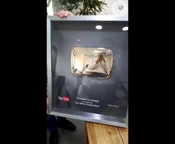 Anitta ganhou uma placa de comemoração do Youtube por ter 1 milhão de assinantes em seu canal com