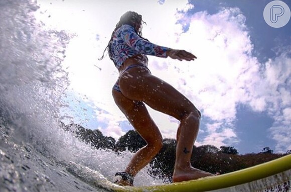 Carol Castro já é quase uma expert no surfe. Nesta quinta-feira (17), ela compartilhou no Instagram uma foto que comprova mais uma vez suas habilidades sobre as ondas