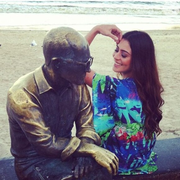 Atriz postou uma imagem em que aparece sentada ao lado da estátua em bronze de Carlos Drummond de Andrade, localizada em Copacabana, na Zona Sul do Rio de Janeiro