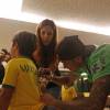 Ivete Sangalo ajuda Neymar a autografar a blusa de seu filho, Marcelo, de 6 anos