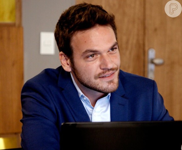 Pedro (Emílio Dantas) pede que em troca de seu apoio, Melissa (Paolla Oliveira) se comprometa a vender sua parte na vinícola do marido para ele, na novela 'Além do Tempo'