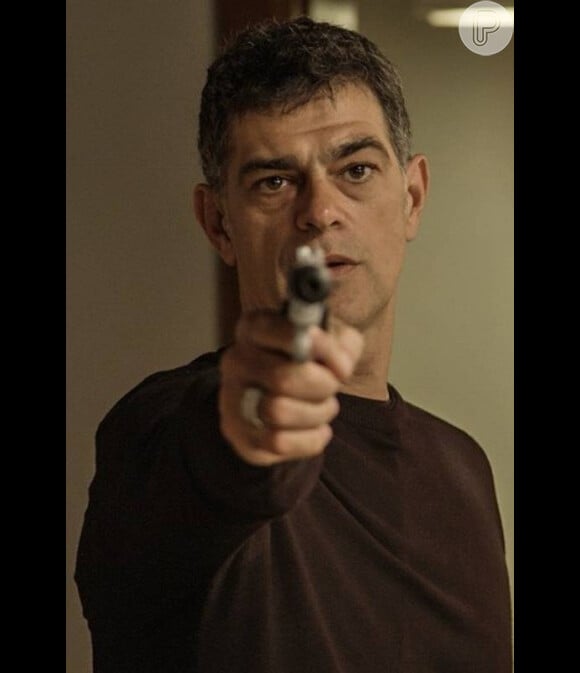Orlando (Eduardo Moscovis) resolve matar Gibson (José de Abreu) e se tornar o Pai da facção, na novela 'A Regra do Jogo'