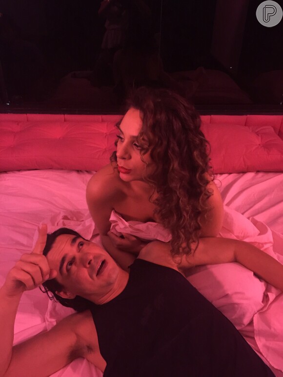 André Gonçalves participa do novo clipe da mulher, a cantora Bianca Chami, e grava cenas com ela no motel