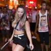 Rainha de bateria do Salgueiro, Viviane Araújo mostrou samba no pé durante ensaio de rua na noite desta quinta-feira (17)