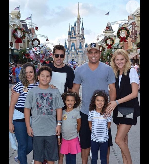 Ronaldo, a atual namorada, Celina Locks, e os filhos Alexander, Maria Sofia e Maria Alice passearam, recentemente, pela Disney