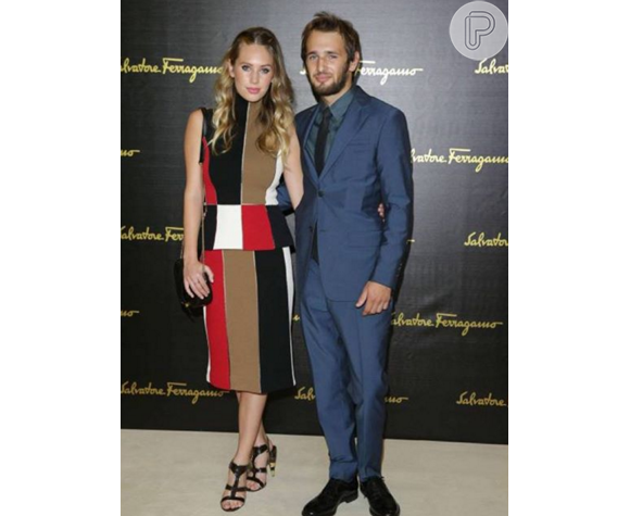 A atriz e modelo Dylan Penn, filha do ator Sean Penn, usou a peça de Salvatore Ferragamo durante evento de moda em Milão, em setembro de 2015