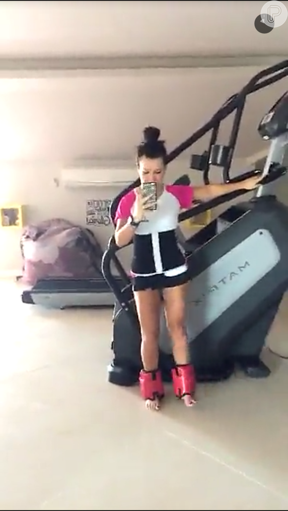 Fernanda Souza usa cinta modeladora para malhar e mostra resultado no Snapchat
