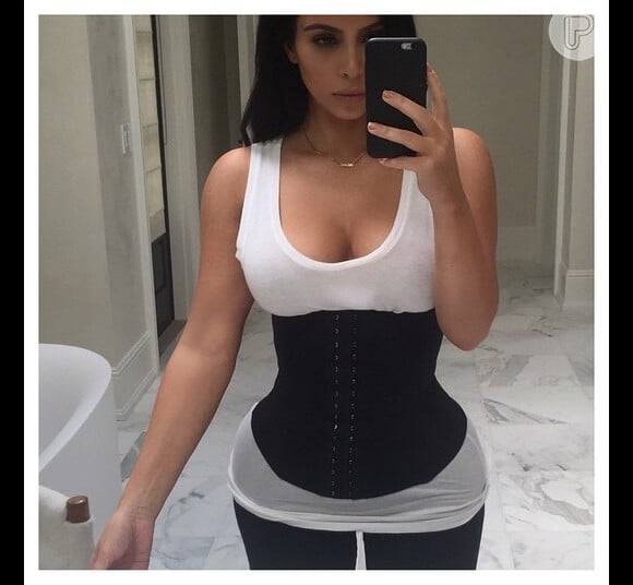 Kim Kardashian mostra a cinta modeladora que usa para afinar a cintura