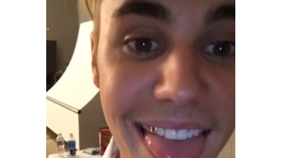 Justin Bieber exibe dente de ouro e faz mistério: 'Vêm novidades!'. Veja vídeos!