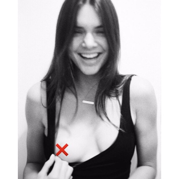 Quando alcançou 40 milhões de seguidores no Instagram, Kendall Jenner compartilhou uma foto com o seio para fora da blusa, mas cobrindo o mamilo com um 'X' vermelho, para comemorar