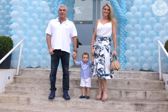 Ana Hickmann com o marido e o filho Alexandre, de 1 ano, na festa de Helena, filha caçula de Rodrigo Faro e Vera Viel
