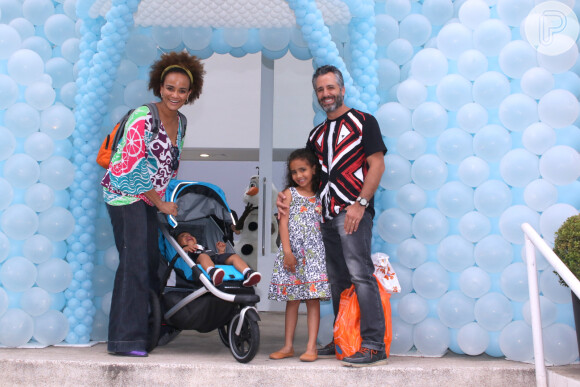 A cantora Luciana Mello e sua família na festa de aniversário de Helena, filha caçula de Rodrigo Faro