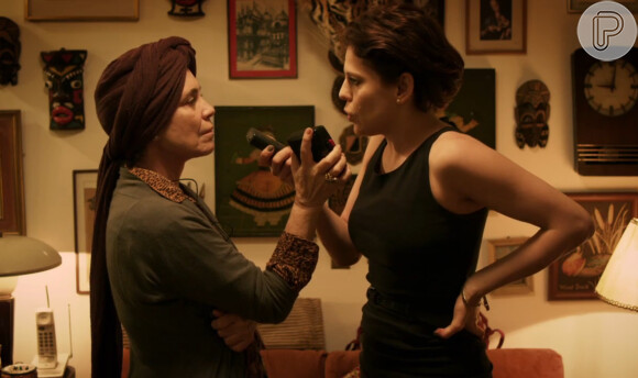 Bárbara Paz contracena com Regina Duarte no thriller psicológico 'Gata Velha Também Mia'
