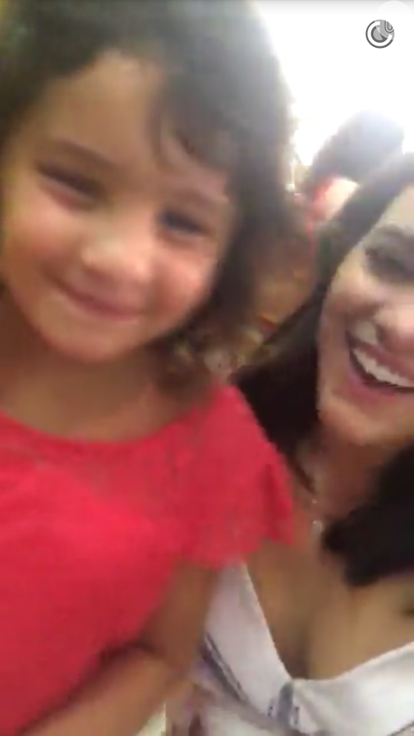 Bruna Marquezine reúne a família em festa de Natal: 'Rabanada, sua linda!', neste sábado, 19 de dezembro de 2015