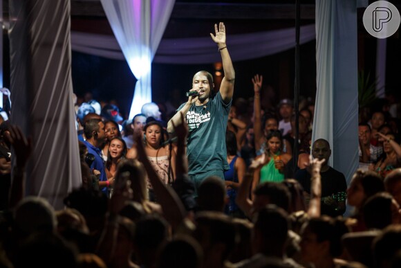 Thiaguinho fez show junto à plateia no evento 'Tardezinha', na Barra da Tijuca, Zona Oeste do Rio de Janeiro