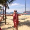 No último sábado (24), Susana Viera, aos 71 anos, compartilhou uma foto em que aparece praticando slackline em uma praia carioca
