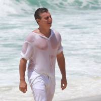 Luciano Huck mergulha na praia durante gravação de especial do 'Caldeirão'