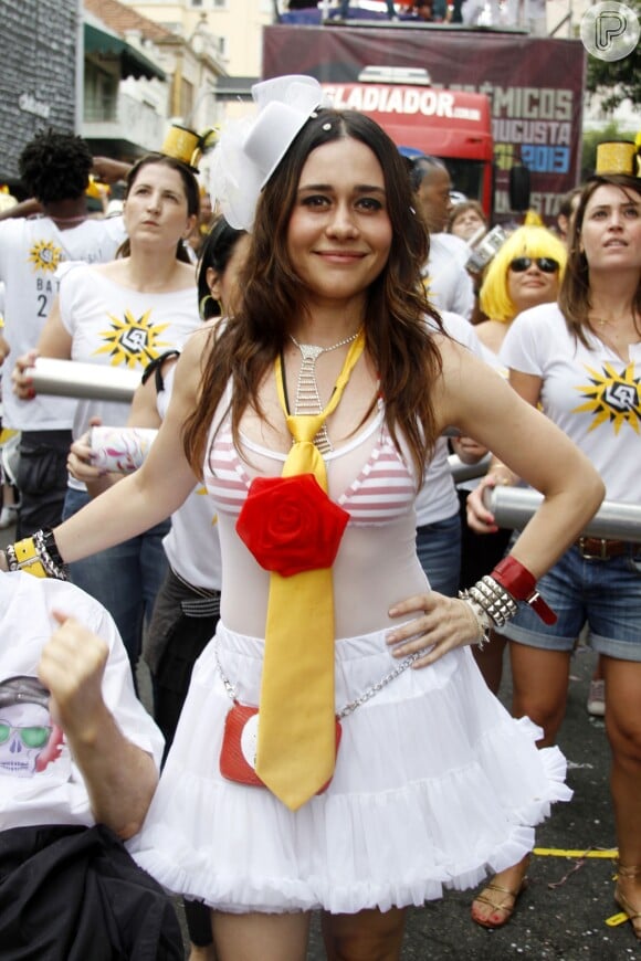 Alessandra Negrini desfilou como rainha de bateria do Baixo Augusta, em São Paulo, no carnaval de 2013