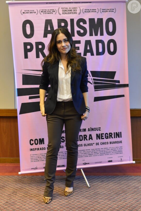 Alessandra Negrini foi à coletiva do longa 'O Abismo Prateado', que estreou no Brasil em abril de 2013 e é livremente inspirado em 'Olhos nos olhos', música e letra de Chico Buarque