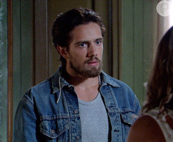 Felipe (Rafael Cardoso) fica chocado ao ouvir Melissa (Paolla Oliveira) dizer que Alex (Kadu Schons) é filho de Roberto (Rômulo Estrela), na novela 'Além do Tempo'