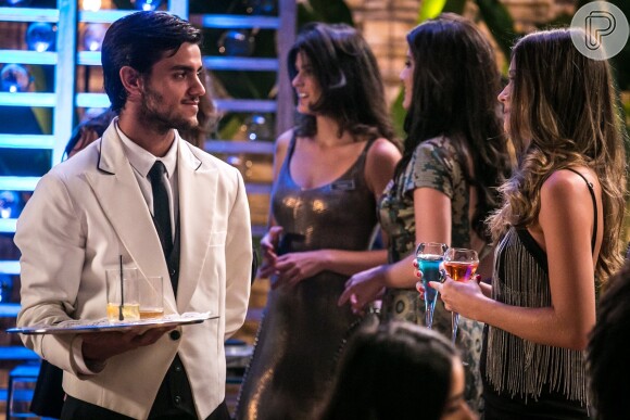 Cassandra (Juliana Paiva) oferece um drink batizado para Jonatas (Felipe Simas) dar a Eliza (Marina Ruy Barbosa), mas ele se confunde e acaba bebendo-o,  na novela 'Totalmente Demais'