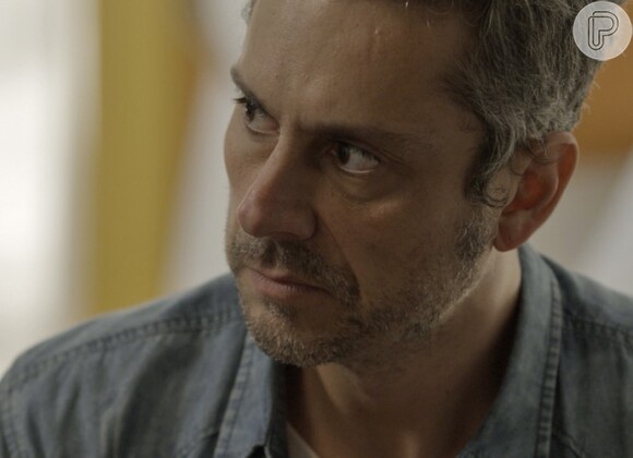 Romero (Alexandre Nero)  argumenta, mas acata as ordens de Gibson (José de Abreu) para roubar 80% do dinheiro de Toia (Vanessa Giácomo), na novela 'A Regra do Jogo'
