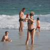 Danielle Winits levou os filhos Noah e Guy à praia da Barra da Tijuca nesta segunda-feira, 21 de dezembro de 2015