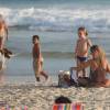 Danielle Winits levou os filhos Noah e Guy à praia da Barra da Tijuca nesta segunda-feira, 21 de dezembro de 2015