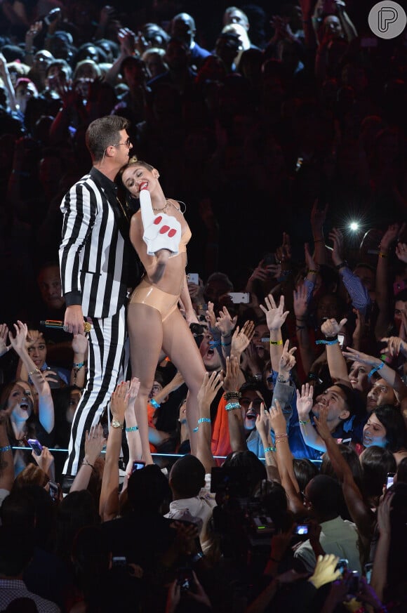 Apresentação de Miley Cyrus no VMA 2013 causa revolta e cantora é criticada por famosos
