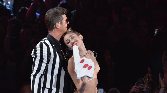 Postura de Miley Cyrus no VMA 2013 é criticada por famosos: 'Desesperada'