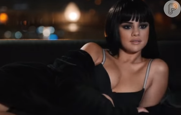No vídeo, a cantora interpreta uma mulher obsessivamente apaixonada