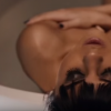 Selena Gomez aparece sem lingerie em uma banheira no vídeo de 'Hands To Myself'