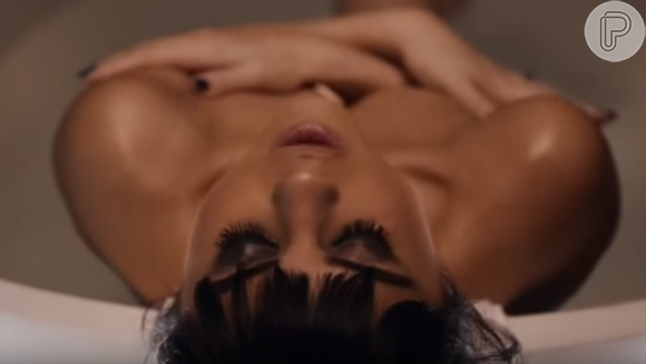 Selena Gomez aparece sem lingerie em uma banheira no vídeo de 'Hands To Myself'