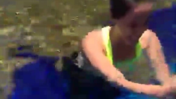 Anitta faz treino aquático e personal brinca: 'Arrancando o couro'. Vídeo!