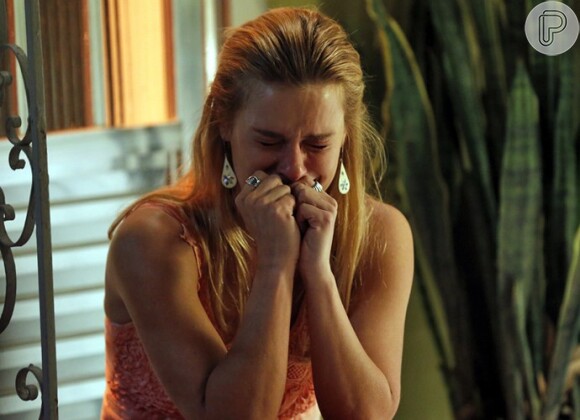 Ameaçada por Gibson (José de Abreu), Lara (Carolina Dieckmann) fica arrasada, na novela 'A Regra do Jogo'