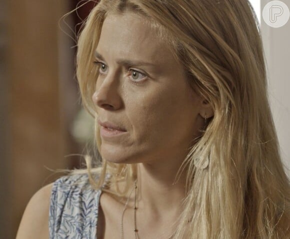 Lara (Carolina Dieckmann) se desculpa com a família de Dante (Marco Pigossi) por ter compactuado com a farsa de Orlando (Eduardo Moscovis), na novela 'A Regra do Jogo'