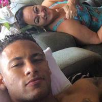Neymar já está no Brasil para passar o Natal e posta foto: 'Mamãe linda'