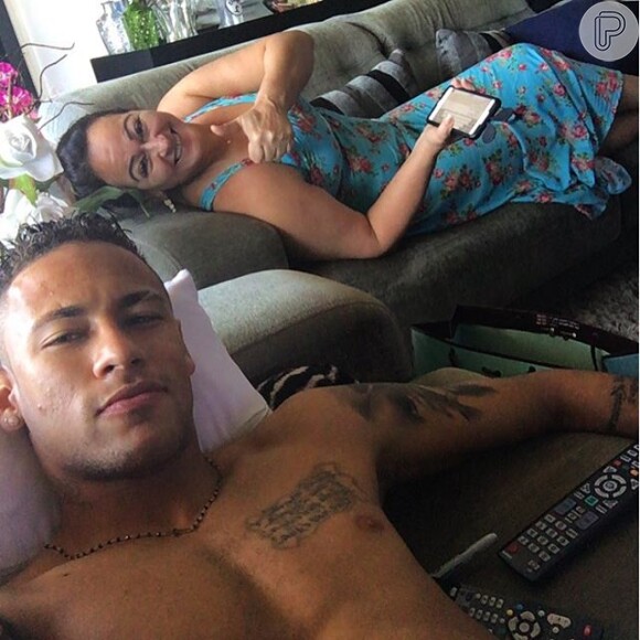 Neymar já está no Guarujá, litoral de São Paulo, para passar as festas de final de ano. 'Mamãe linda', legendou o jogador ao compartilhar foto ao lado de dona Nadine Santos