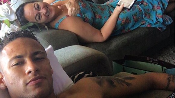 Neymar já está no Brasil para passar o Natal e posta foto: 'Mamãe linda'