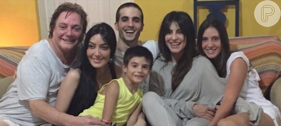 Atriz divulgou em seu Instagram foto com o pai, Fábio Jr., e os irmãos Krizia, Tainá, Fiuk e Záion
