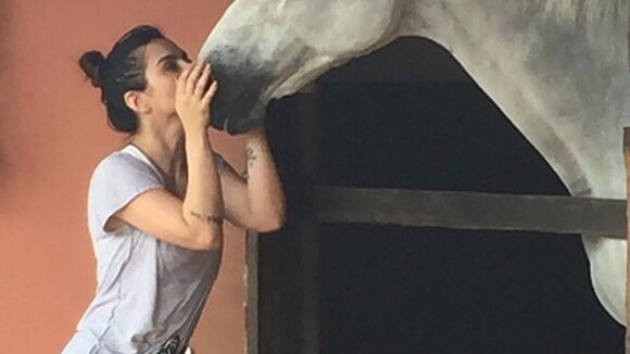 Cleo Pires beija cavalo durante férias em fazenda ao lado dos irmãos. Veja foto!
