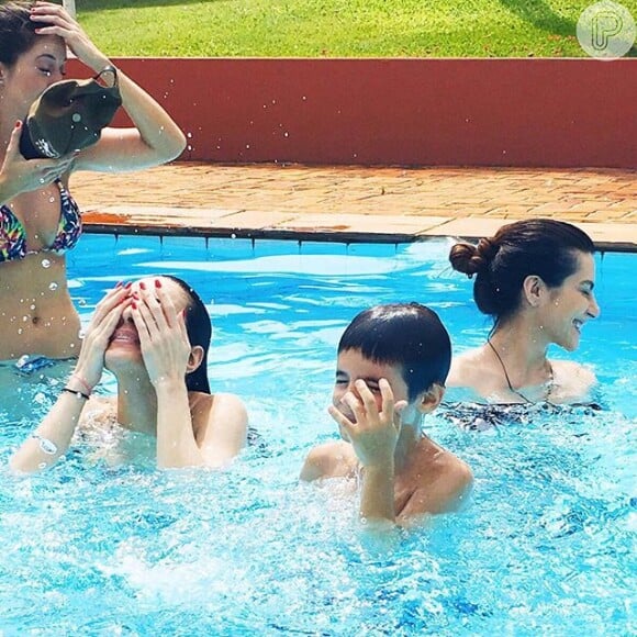 Atriz colocou na rede social outra foto em que aparece com os irmãos em uma piscina